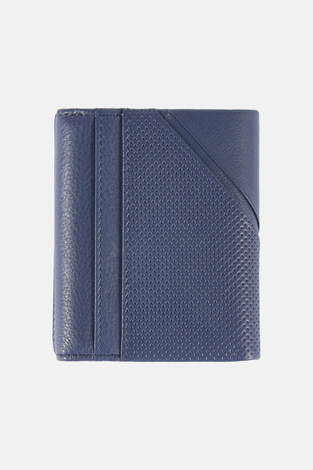 Blauwe portemonnee van Guess, met perforaties en een subtiele diagonale vlakverdeling.
