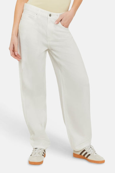 Witte broek van TALLY WEIJL, wijde pasvorm, lichte stof, model van voorzijde, met hand in zak