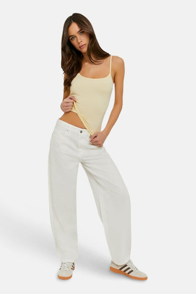 Witte wijde broek van TALLY WEIJL, gedragen met een crèmekleurige top en witte sneakers, front view.