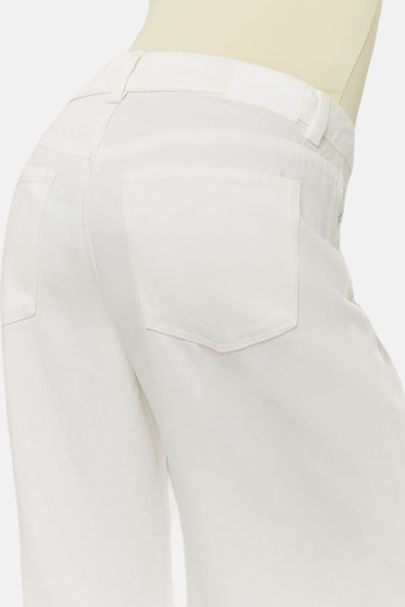 Witte broek van TALLY WEIJL, achterzijde met zakken, strakke pasvorm, lichte stof, close-up weergave