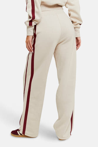 Pantalon de jogging beige TALLY WEIJL, avec des rayures bordeaux sur les côtés et des jambes larges, vue arrière.
