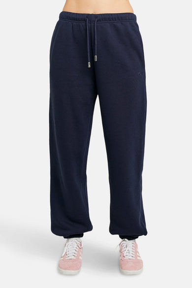 Blauwe joggingbroek van TALLY WEIJL met trekkoord en roze sneakers.
