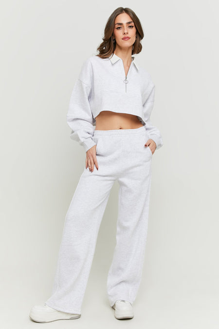 Grijze joggingbroek van TALLY WEIJL, met wijde pijpen en steekzakken, gedragen met een bijpassende crop top.