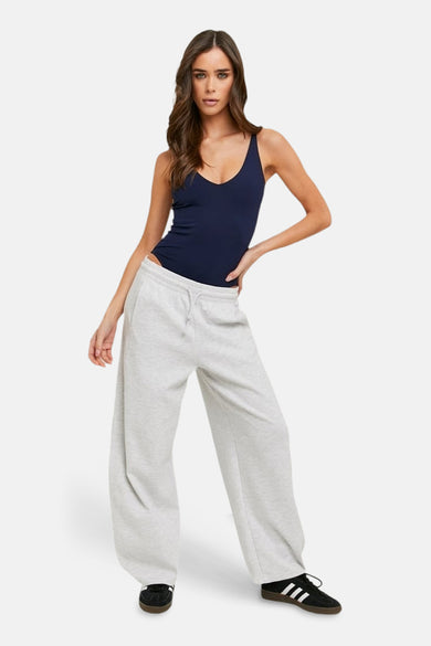 Pantalon de jogging gris de TALLY WEIJL, stylé avec un haut bleu foncé et des chaussures noires.