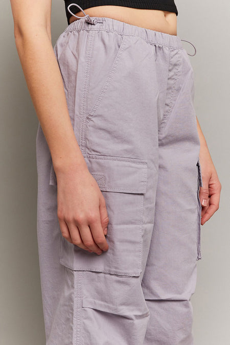 Grijze cargobroek van TALLY WEIJL met zakken en een elastische tailleband, close-up.
