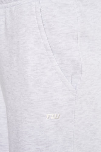 Grijze joggingbroek van TALLY WEIJL, met zakdetail en klein geborduurd logo.
