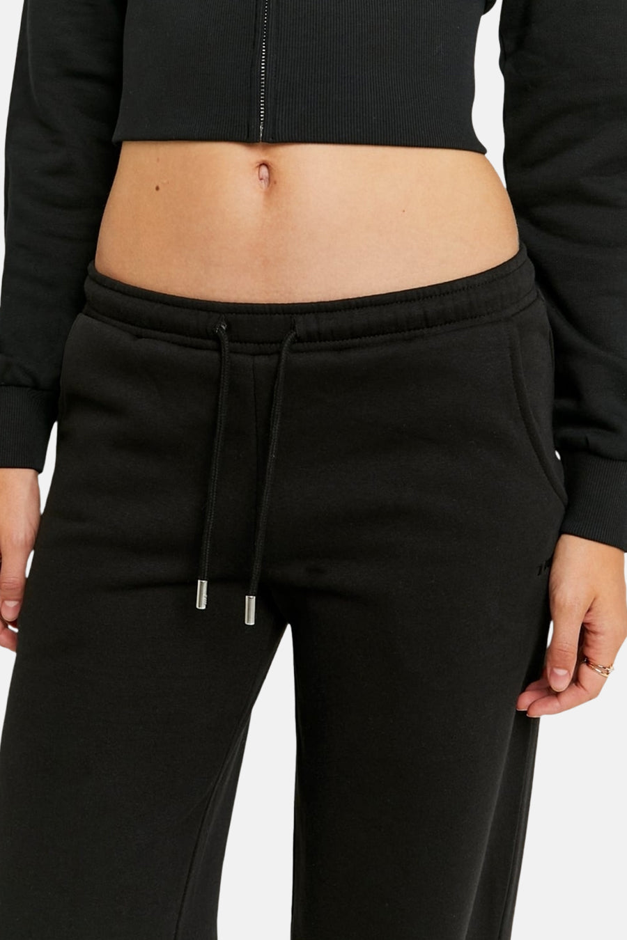 Short de jogging T T T TALLYL,,,ordordord metal, worn with a black cropped top.