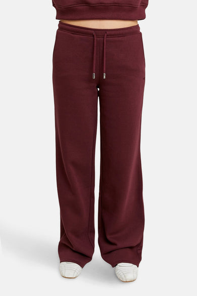 Bordeaux joggingbroek van TALLY WEIJL, met trekkoord en witte schoenen.
