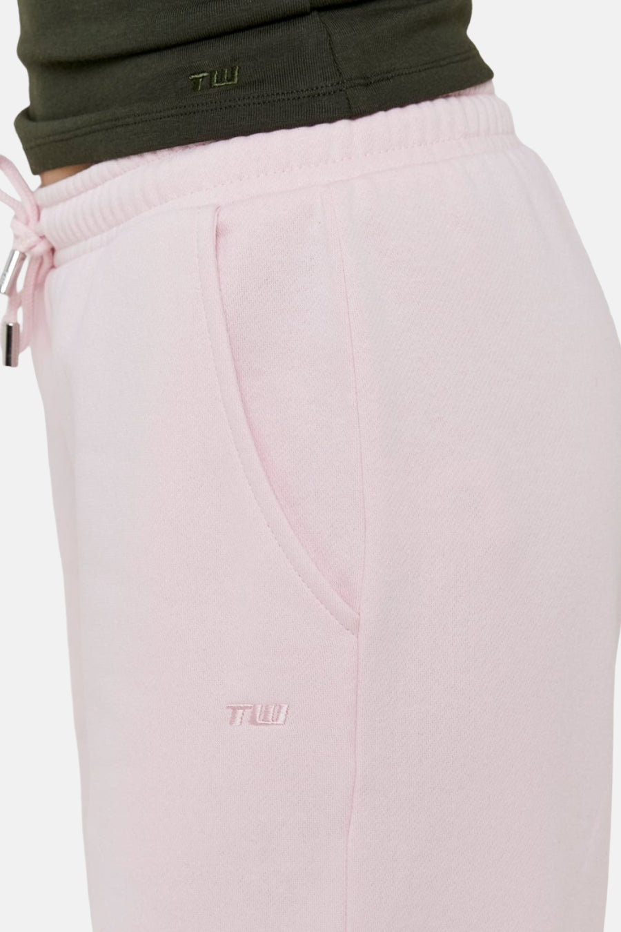Roze joggingbroek met zak en logo.
