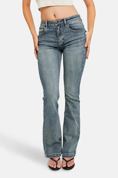 Blauwe bootcut jeans van TALLY WEIJL, met een middelhoge taille en gedragen met zwarte slippers.

