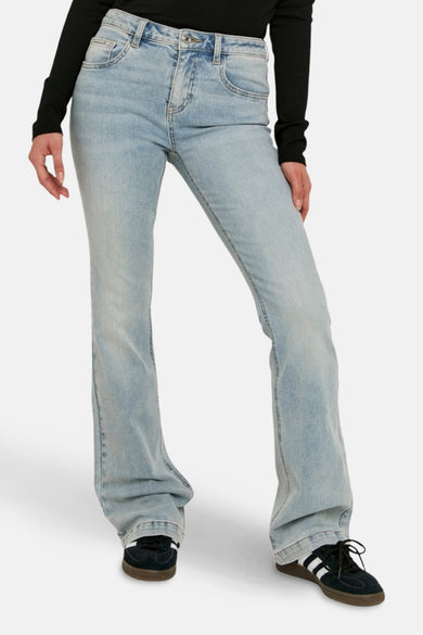 Jeans bootcut van blauw denim van TALLY WEIJL, gecombineerd met een zwarte top en gestreepte sneakers.