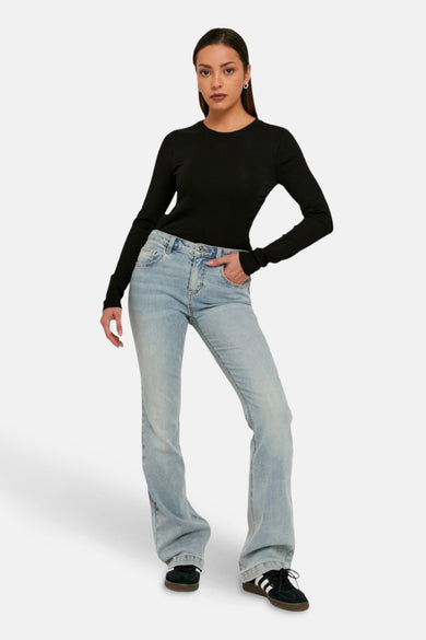 Bootcut jeans van denim in blauw middenkleur van TALLY WEIJL, met een lang model en zwarte schoenen.
