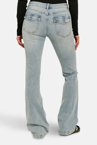 Jean bootcut en denim bleu par TALLY WEIJL, avec poches à l'arrière et jambes qui s'évasent.