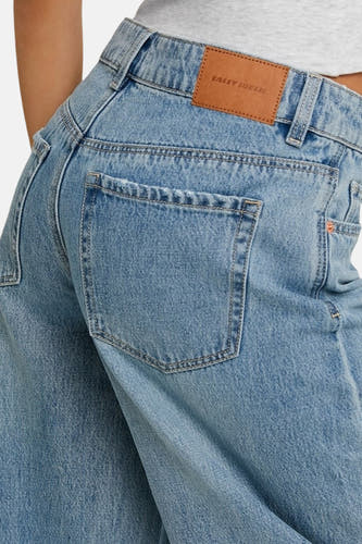 Lichtblauwe denim jeans special fit van TALLY WEIJL, met achterzakken en bruin merklabel aan de tailleband.