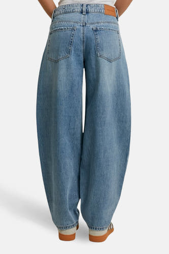 Jeans coupe spéciale en denim bleu clair de TALLY WEIJL, dos, avec jambes larges et baskets.