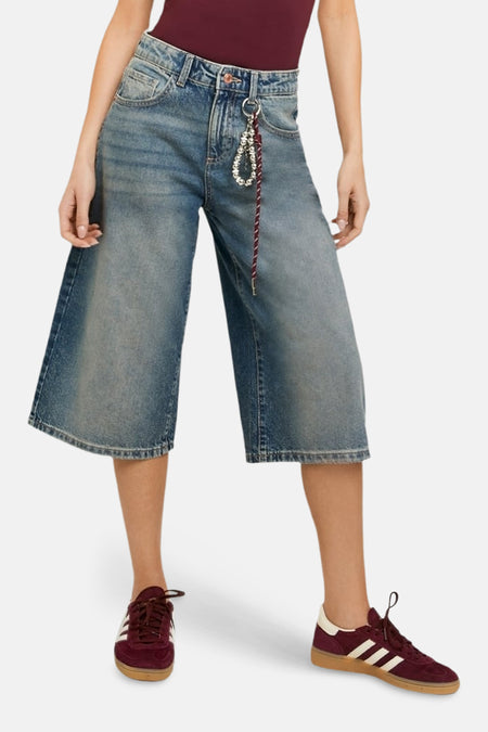 Korte mid blue denim shorts van TALLY WEIJL, met een wijde pijpen en een accessoire aan de riemlus.