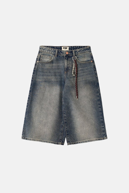 Korte mid blue denim short van TALLY WEIJL, met ketting detail, denim textuur en wijde pijpen.