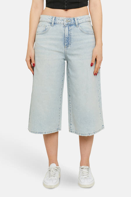 Short, light blue denim pants from TALLY WEIJL, with wide legs and white sneakers.