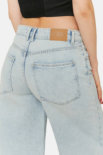 Korte lichtblauwe denim broek van TALLY WEIJL, achterkant, met een bruin leren label.