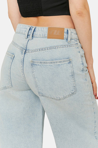 Korte lichtblauwe denim broek van TALLY WEIJL, achterkant, met een bruin leren label.