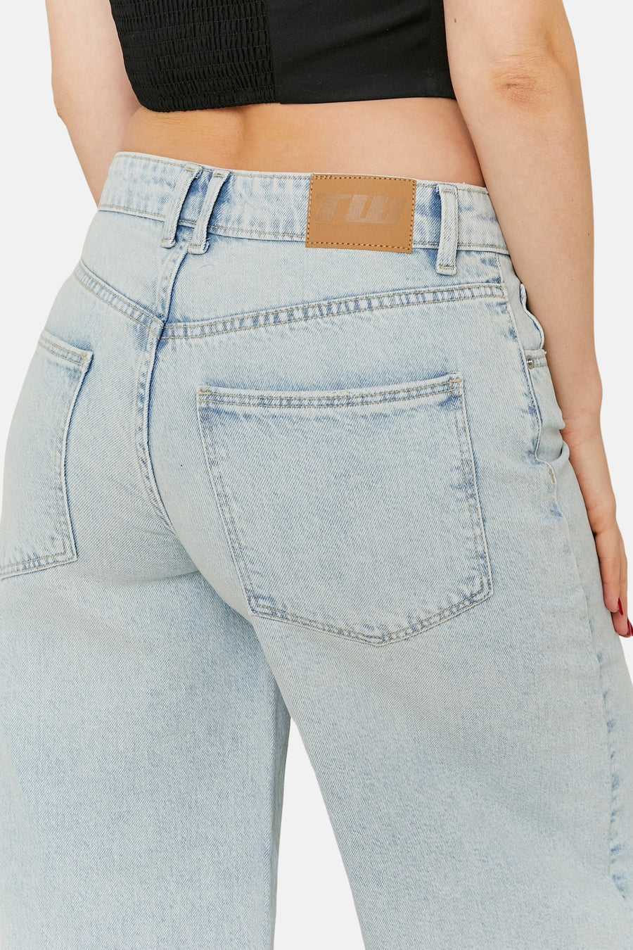 Korte lichtblauwe denim broek van TALLY WEIJL, achterkant, met een bruin leren label.