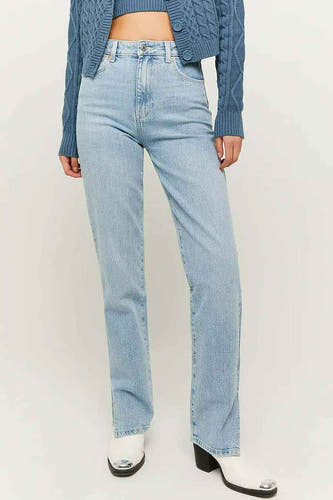 Rechte jeans van lichtblauw denim van TALLY WEIJL, gecombineerd met een blauw gebreid vest.
