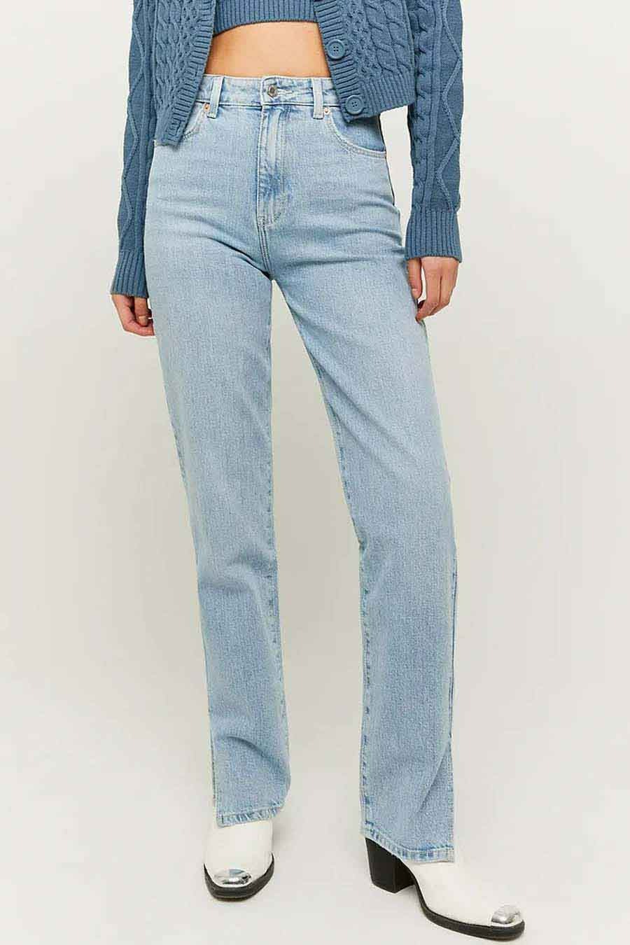 Rechte jeans van lichtblauw denim van TALLY WEIJL, gecombineerd met een blauw gebreid vest.