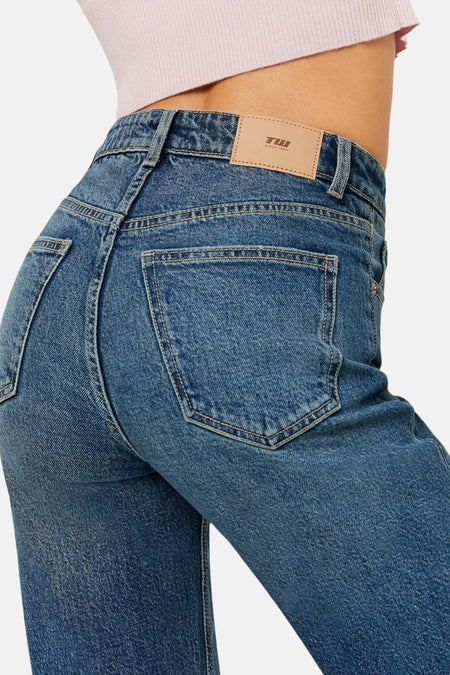 Wijdvallende jeans van middenblauw denim van TALLY WEIJL, met achterzak en leren merklabel.