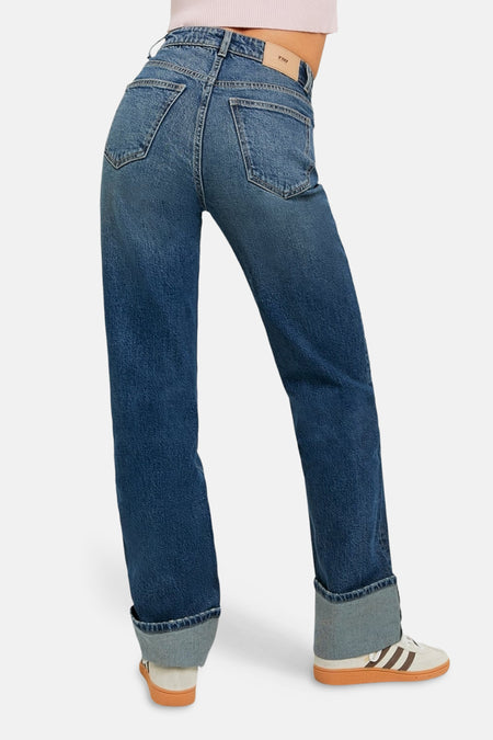 Mid blue denim jeans van TALLY WEIJL, met rechte pijpen en omgeslagen zomen, gezien van achteren.
