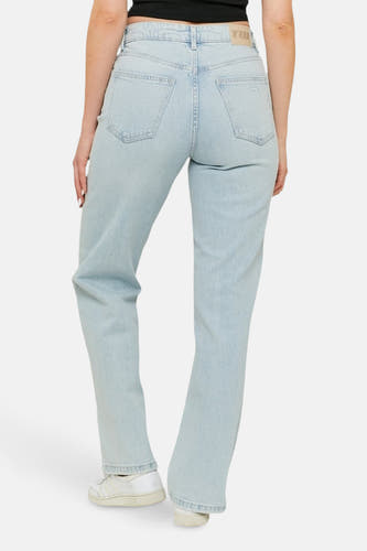 Jean droit bleu clair de TALLY WEIJL, vu de dos avec un design uni et des chaussures blanches.