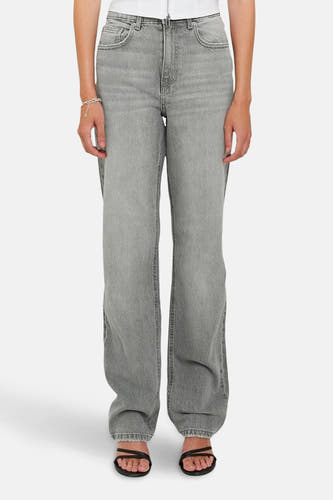 Jean droit gris clair de TALLY WEIJL avec une taille haute, associé à des sandales et un bracelet en argent.
