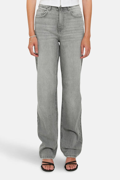 Lichtgrijze straight jeans van TALLY WEIJL met hoge taille, gecombineerd met sandalen en een zilveren armband.
