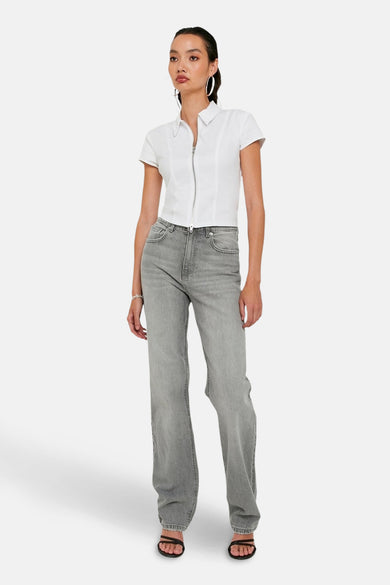 Lichtgrijze straight jeans van TALLY WEIJL, met hoge taille en gedragen met een witte top met rits.
