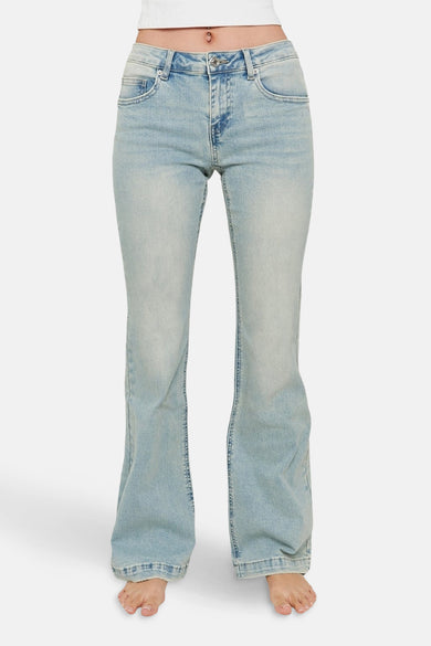 Lichtblauwe bootcut jeans van TALLY WEIJL, met een subtiele wassing en wijde pijpen.