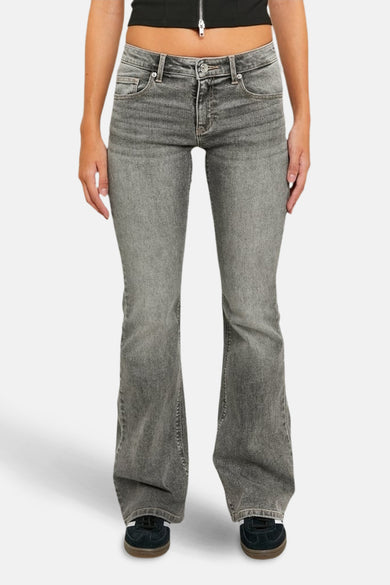 Lichtgrijze bootcut jeans van TALLY WEIJL, met een subtiele stonewash afwerking.
