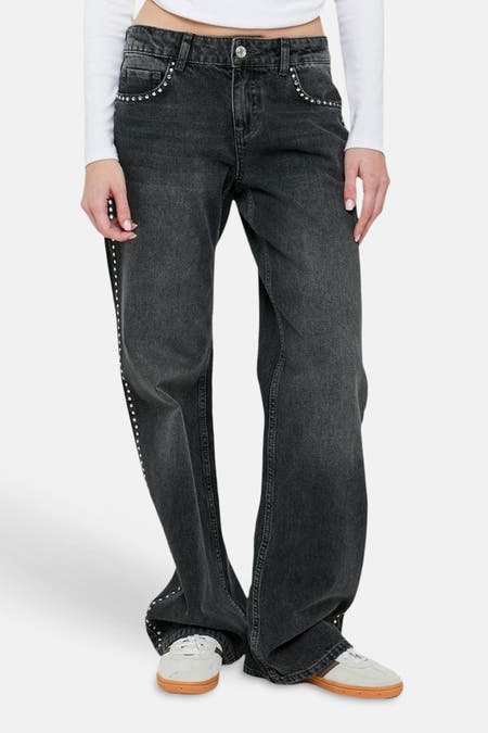 Mid-grijze straight jeans van TALLY WEIJL met zilverkleurige studs langs de zakken en zijnaden, gedragen met witte sneakers.