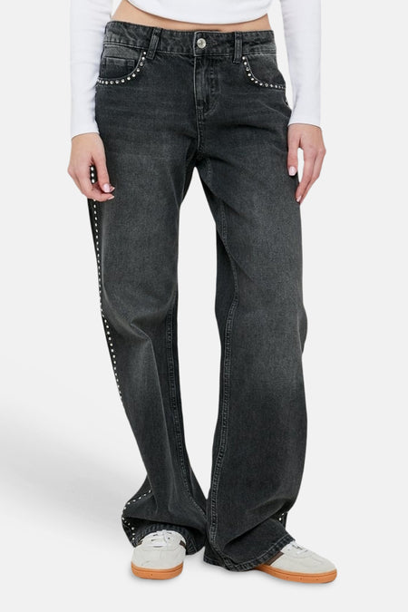 Mid-grijze straight jeans van TALLY WEIJL met zilverkleurige studs langs de zakken en zijnaden, gedragen met witte sneakers.