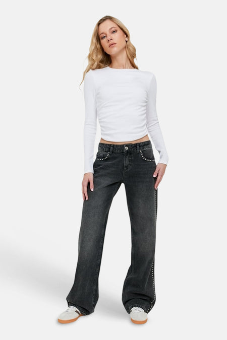 Mid-grijze straight jeans van TALLY WEIJL met zilverkleurige studs langs de zakken en zijnaden, gedragen met een witte crop top en sneakers.