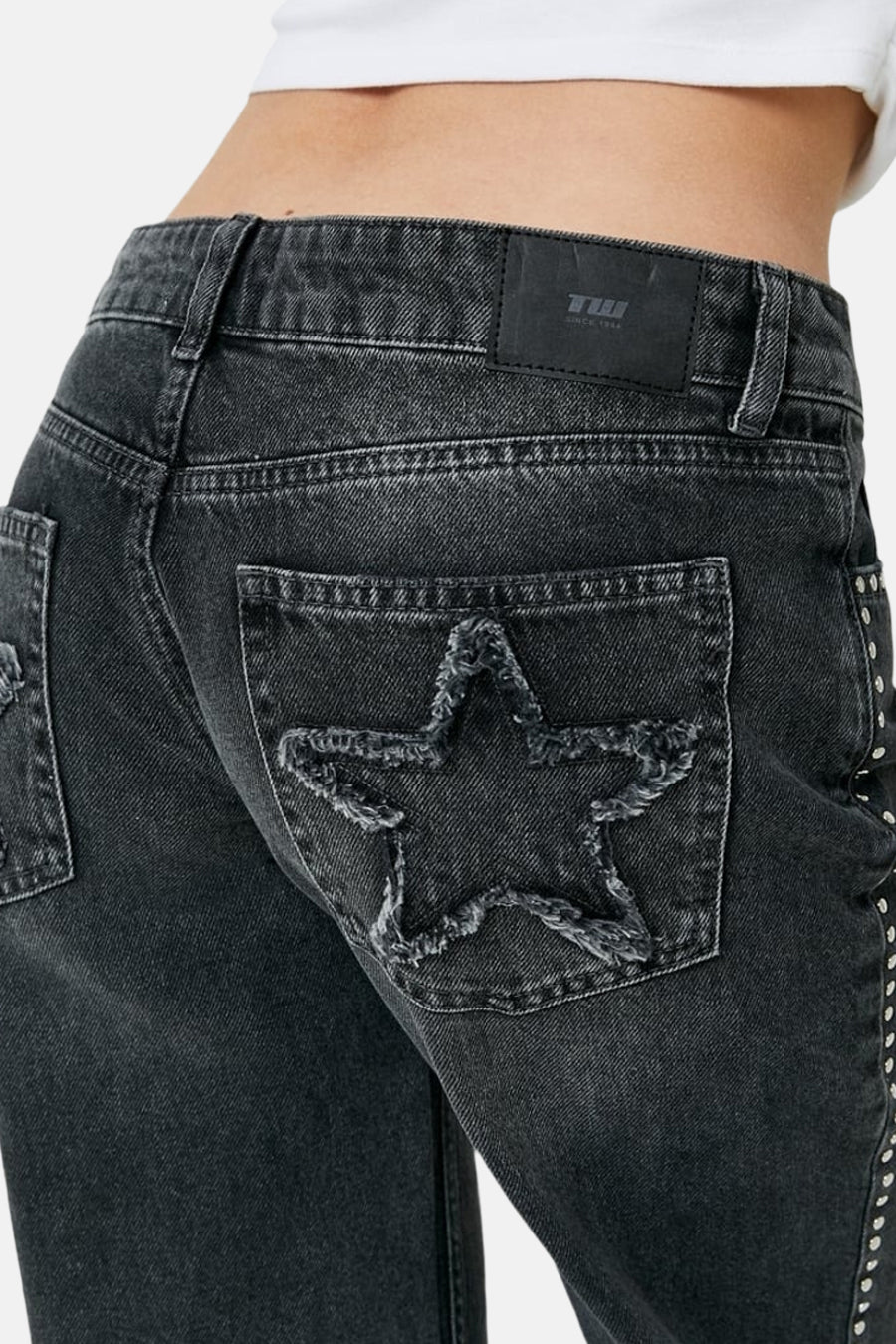 Middengrijze rechte jeans van TALLY WEIJL, met versleten ster op de achterzak, studs langs de zijnaad en zwart label op de tailleband.
