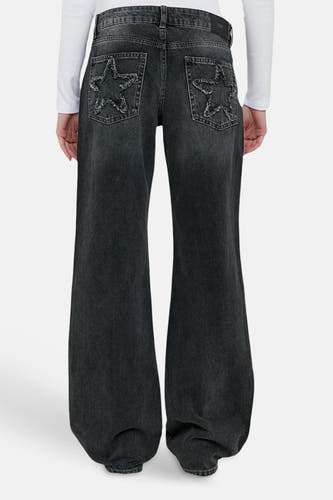 Mid-grijze denim straight jeans van TALLY WEIJL met rafelige sterren op de achterzakken en wijde pijpen, achterzicht.