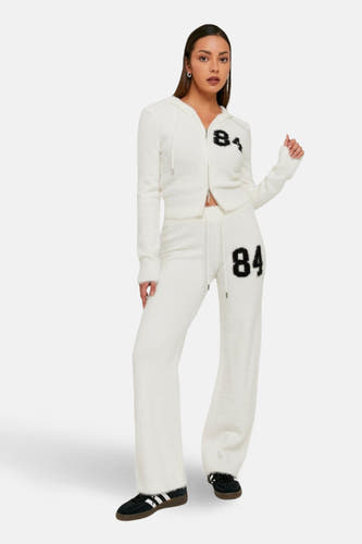 Shorts de jogging blancs TALLY WEIJL, avec une texture en fourrure et une imprimé noir du numéro 84.