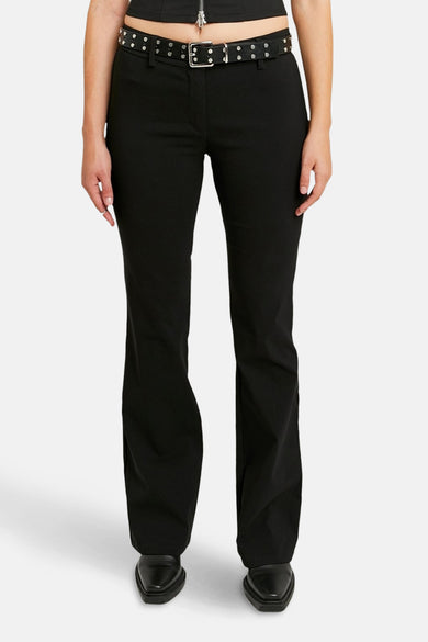 Pantalon noir de TALLY WEIJL, avec une ceinture en cuir et des détails argentés et des chaussures noires.