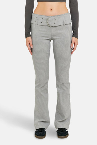 Pantalon gris de TALLY WEIJL, avec une rayure blanche et une ceinture décorative à boucle.