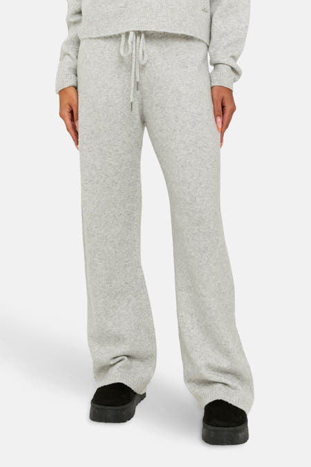 Grijze broek van TALLY WEIJL, met trekkoord en wijde pijpen, gecombineerd met zwarte schoenen.