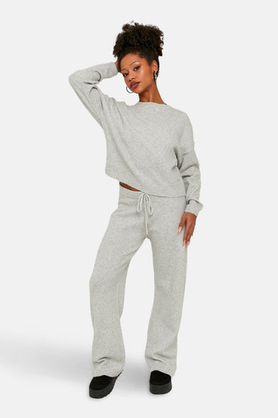 Grijze broek van TALLY WEIJL, met trekkoord, en zwarte schoenen.
