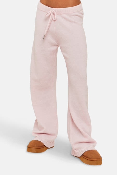 Roze broek van TALLY WEIJL, met trekkoord en brede pijpen, gedragen met bruine schoenen.
