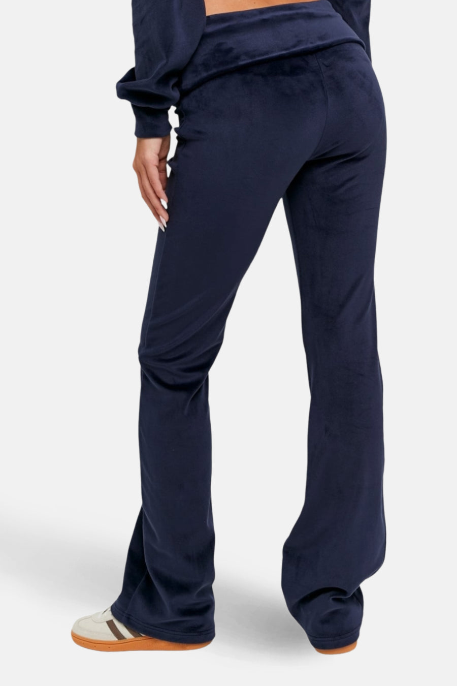 Jean de jogging bleu TALLY WEIJL, avec une texture veloutée et des jambes fuselées.