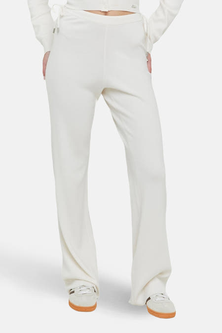 Beige joggingbroek van TALLY WEIJL met trekkoord en sneakers.