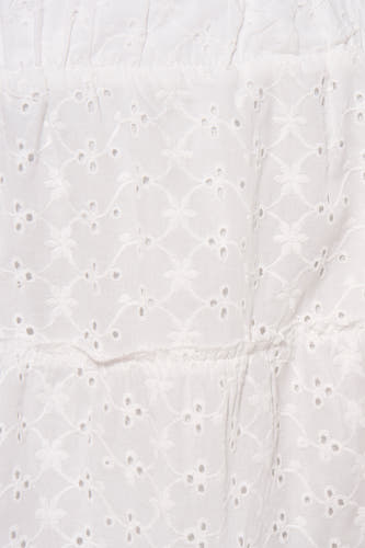 Robe courte blanche de HAILYS avec des détails bordés et un motif floral.
