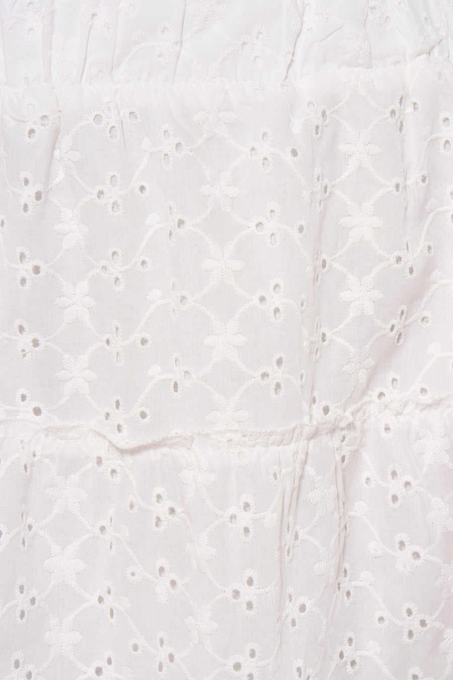 Robe courte blanche de HAILYS avec des détails bordés et un motif floral.